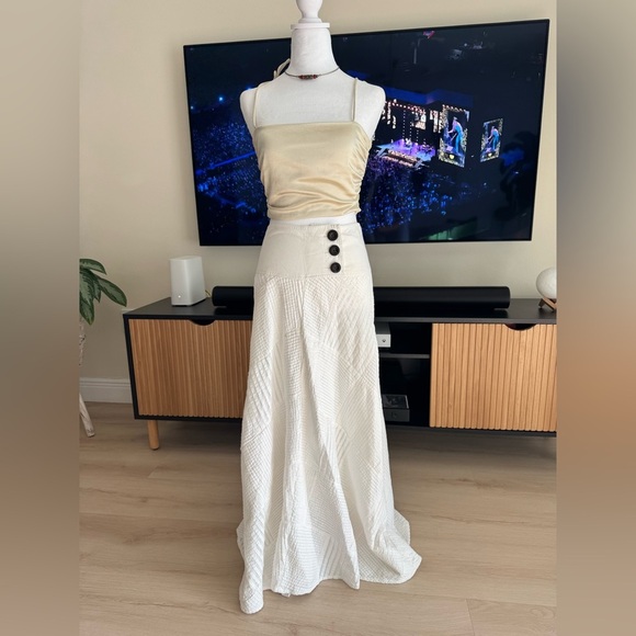 Elegant Cream A-Line Skirt with Button Accents - Picture 1 of 6